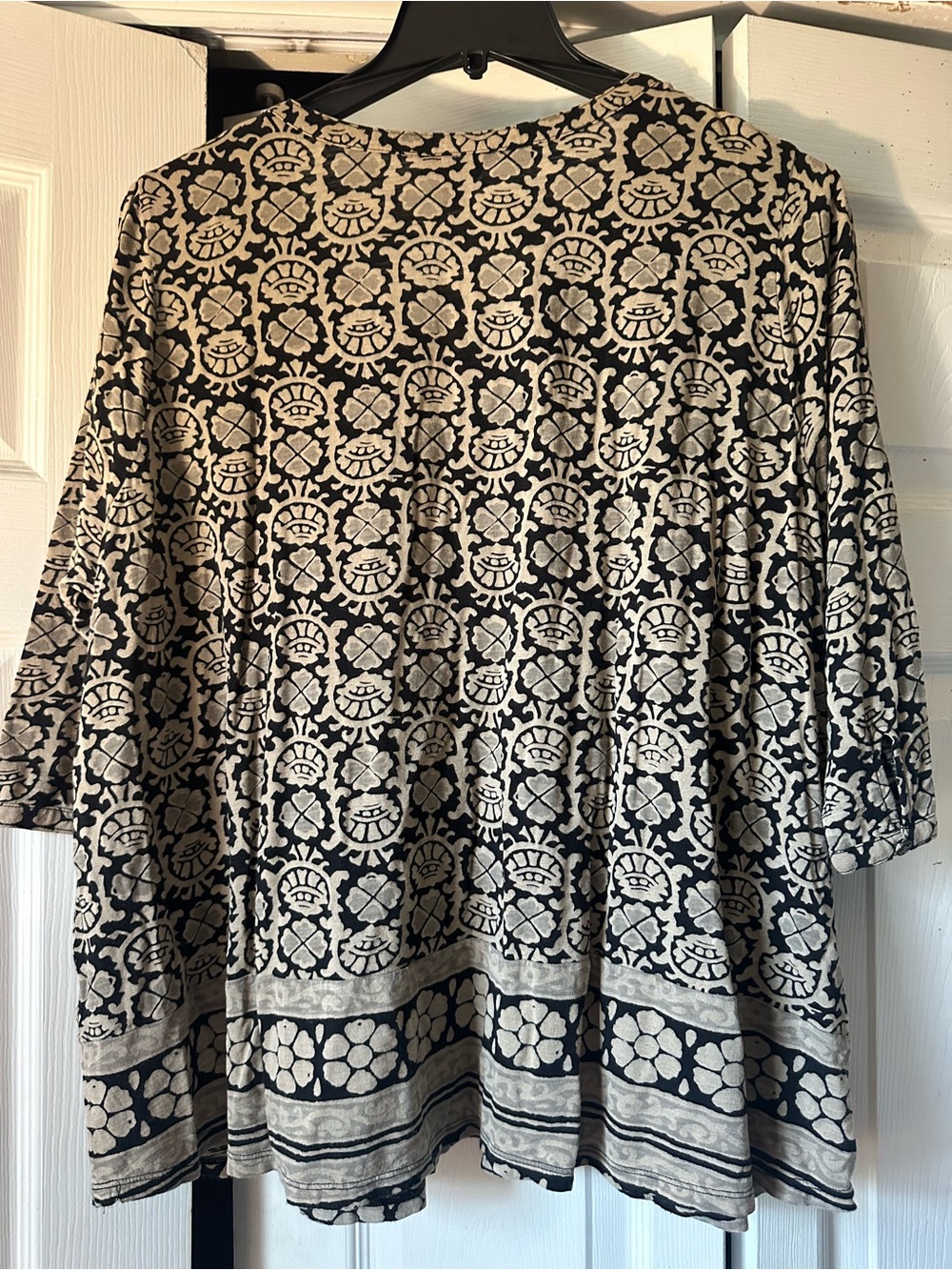 Lucky Brand Black and Cream V-Neck Printed Tunic - Picture 4 of 5